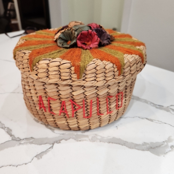 VINTAGE 70s BEAUTIFUL ACAPULCO WOVEN BASKET WITH LID & FLOWERS HAND CRAFTED - Picture 2 of 10